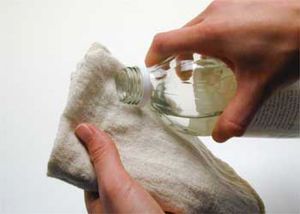 Чистить мокрую замшевую обувь категорически не рекомендуется