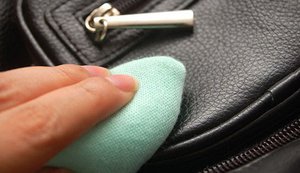 Для очистки сумки черного цвета кроме порошка подойдет обычный кофе.