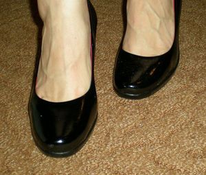 Как разносить тесную обувь (кожаную или замшевую)