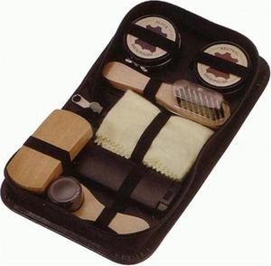 Чем и как правильно чистить обувь для придания ей красивого вида и защиты от влаги?