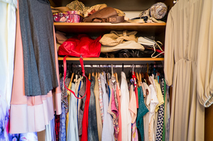 Наводим порядок в шкафу и складываем вещи правильно.