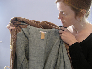 Каким образом почистить пальто дома