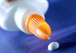 Убираем клей с одежды