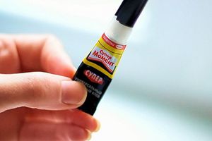 Удаления клея момент с одежды