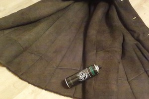 Дубленку можно отнести в химчистку или очистить перед сезоном дома.