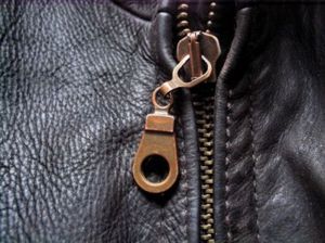 Металлический замок может начать заедать, смажьте его!