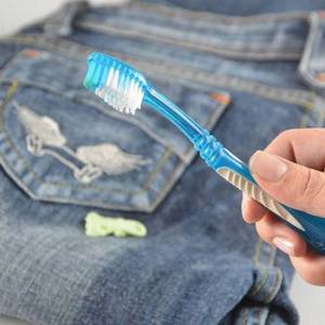 Обработка кипятком также помогает избавиться от жвачки.