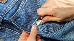 Как удалить жвачку с джинсов