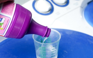 Разные виды отбеливателей применяют при ручной или машинной стирке.