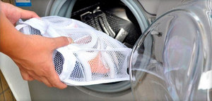 Кеды стирают в специальных мешках для белья, которые можно купить в магазине.