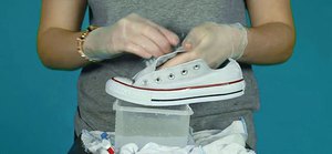 Кеды и кроссовки нужно подготовить к стирке, мало убрать шнурки, лучше всего убрать сильные загрязнения щеткой.