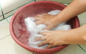 Вещи также можно отбеливать руками, чаще всего, их для этого замачивают на некоторое время.