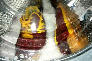 В стиральнйо машине нужно установить температуру 40 градусов.