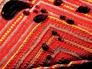 Мазут отстирывается очень сложно, но при помощи специальных средств можно избавиться от такого пятна.