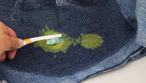 Также краски поможет вывести жесткая щетка.