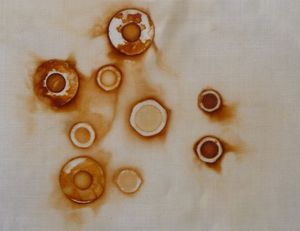 Пятна ржавчины удалить сложно, но возможно при помощи специальных средств.