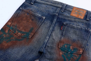 С джинсовой ткани удалять пятна сложнее, здесь лучше всего попробовать замачивание с лимонной кислотой или другими мягкими средствами.