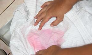 Дома пятно от вина надо будет застирать с добавлением пятновыводителей для одежды.