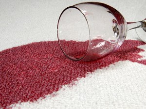 Если вино было разлито во время праздника, скатерть также надо промокнуть, а потом застирать вместе с отбеливателем.