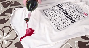 На одежде пятно от красного вина надо засыпать солью.