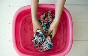 Способы удаления плесени с цветных тканей