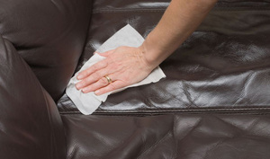 Чем вывести пятно на кожзаменителе