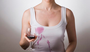 Пятна на одежде от вина - это неприятно, но далеко не фатально, их можно отстирать.