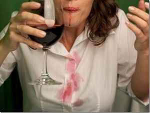 Для удаления пятен от вина применяют разные средства, в том числе, водку, соль или специальные пятновыводители.