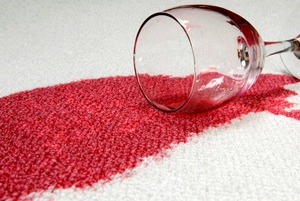 Вино проще всего отстирывать с белых вещей.