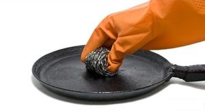 Как самостоятельно очистить сковородку от нагара