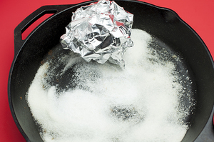 Чем избавится от нагара на сковородке