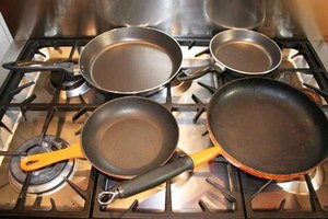 Как эффективно почистить сковородку