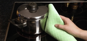 Полированная кастрюля требует особого ухода.