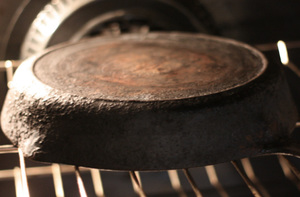 Несколько вариантов прокаливание чугунных сковородок