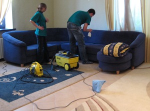 Устранение пятен на диване производится в зависимости от типа загрязнения разными способами.