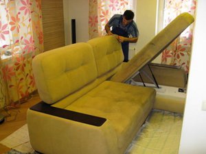 Как поочередно почистить диван