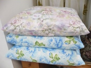 Подушки перьевые очень популярны и удобны.