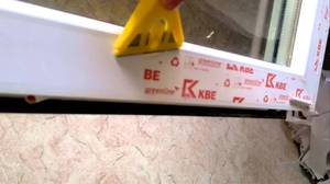 Как аккуратно снять пленку с окна