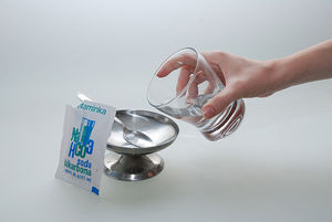 Народные средства для мытья окон - простые рецепты, использующие уксус, нашатырный спирт и другие простые и дешевые вещества.