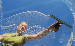 Вымыть большие и высокие окна поможет специальная щетка.