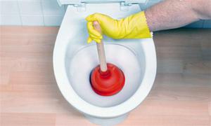 Советы специалистов как прочищать унитаз с помощью вантуза