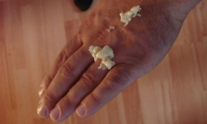 Чем отмыть монтажную пену с рук в домашних условиях